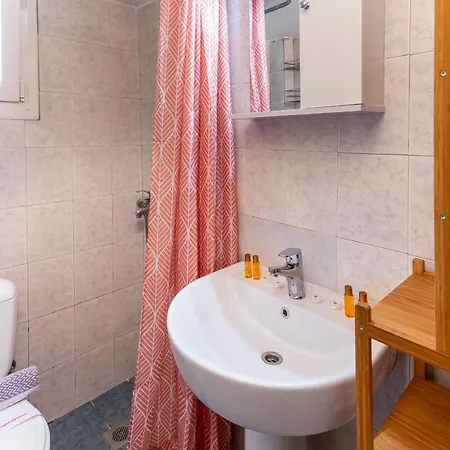Cozy & Colorful 2 Bedrooms Apartment *